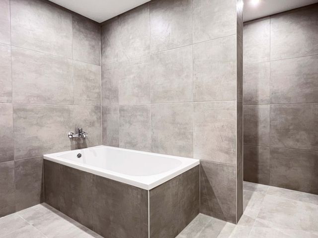 Eingefliesste Badewanne in Betonoptik