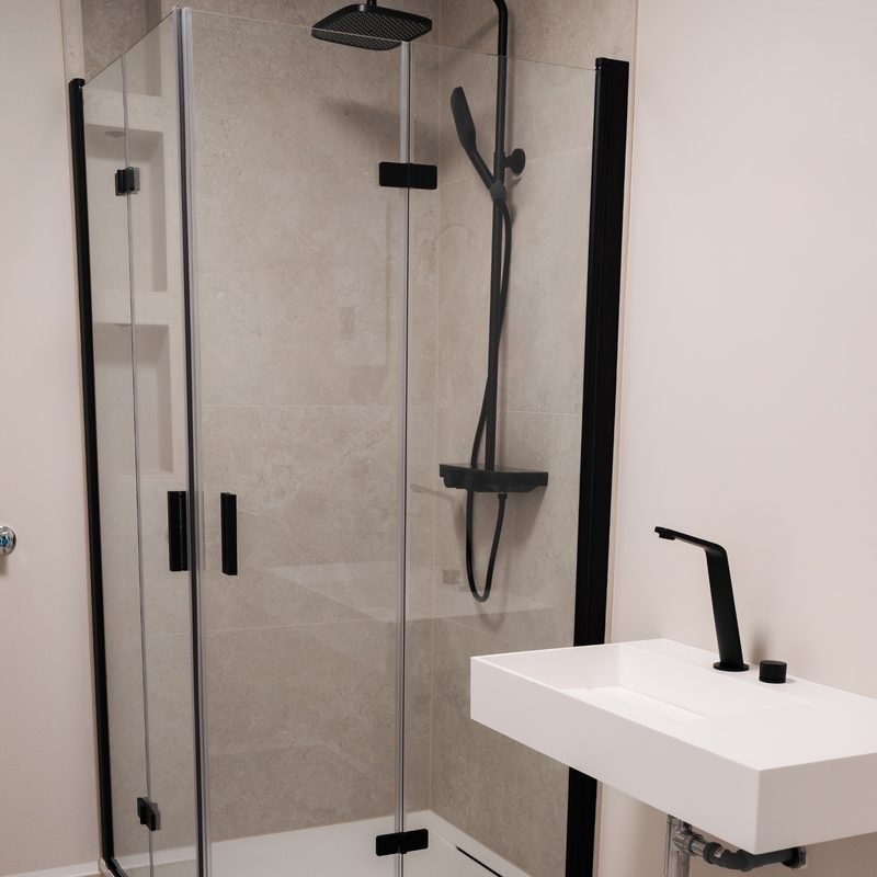Badezimmer mit schwarz gerahmter Glasduschabtrennung und wandhängendem Waschtisch